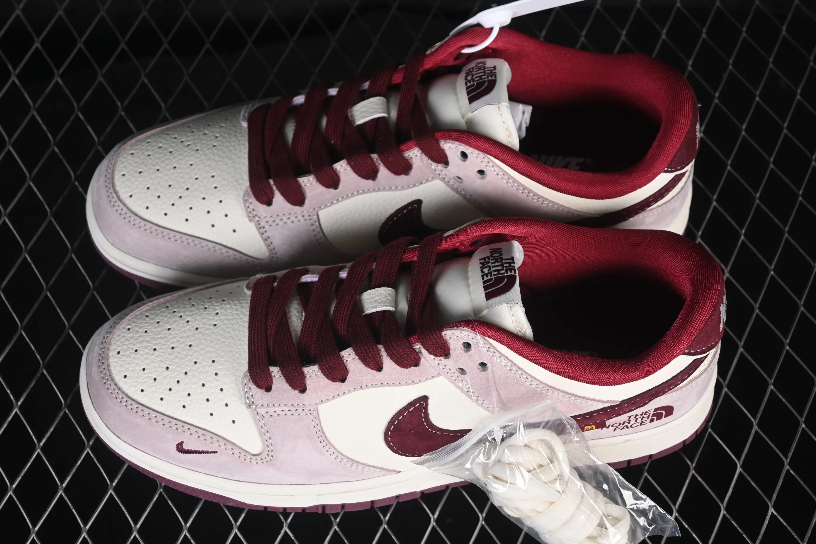 All categories Nk SB Dunk Series Nk SB Dunk Low High-end customized low-top sneakers Nike SB Dunk Low Limited to the Year of the Horse Pig Bahong North Face High-end customized low-top casual sneakers DN3168-016